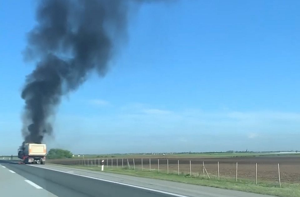 VIDEO: Kamion se zapalio na autoputu ka Novom Sadu