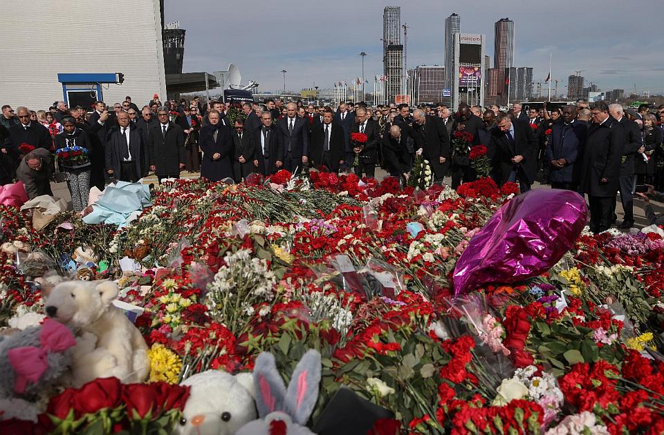 FOTO: Diplomate položile cveće za žrtve terorističkog napada u Moskvi