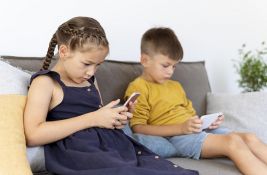 Časovi za roditelje o negativnom uticaju ekrana na razvoj dece u tri termina u septembru
