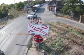 VIDEO Uprkos upozorenjima: Vozači u Železniku prelaze pružne prelaze i kad je rampa spuštena