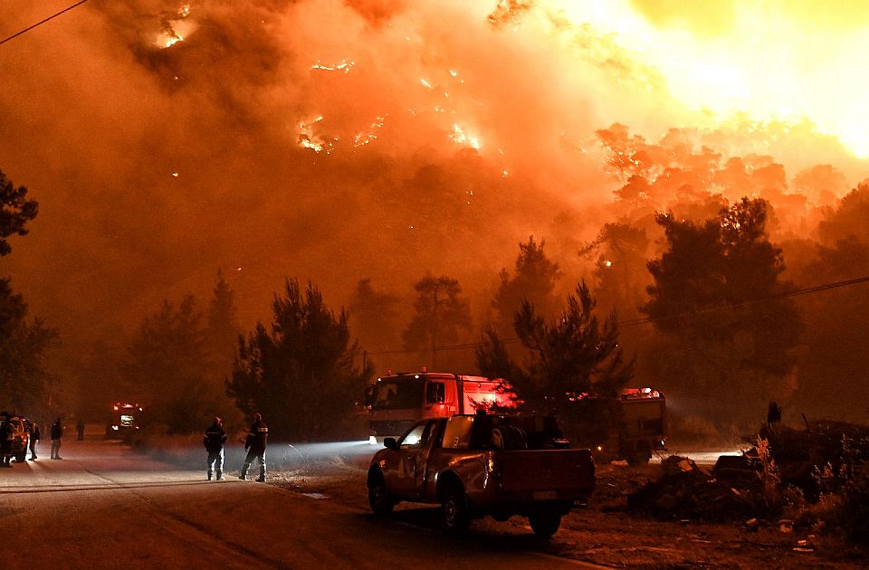 Šumski požar na Korintu, evakuisana sela