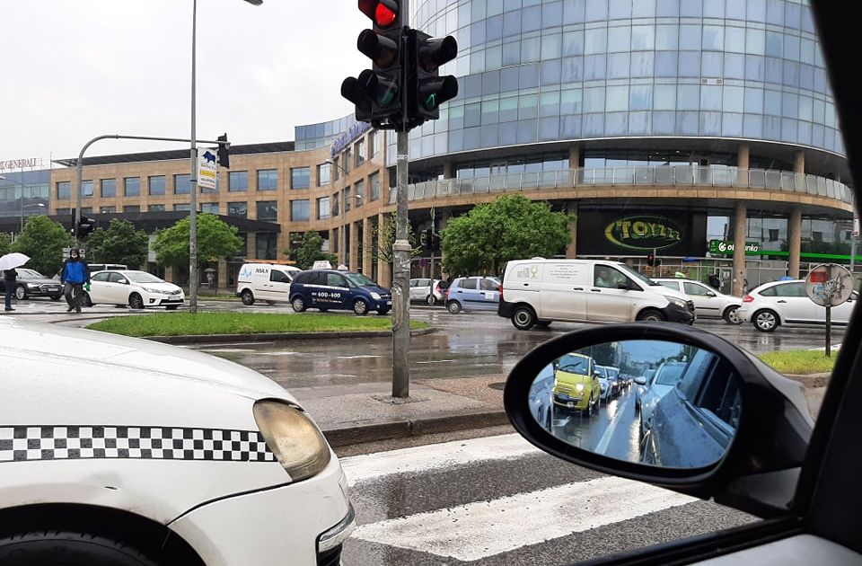 Gužve u Novom Sadu zbog kiše, manji odron na putu za Venac