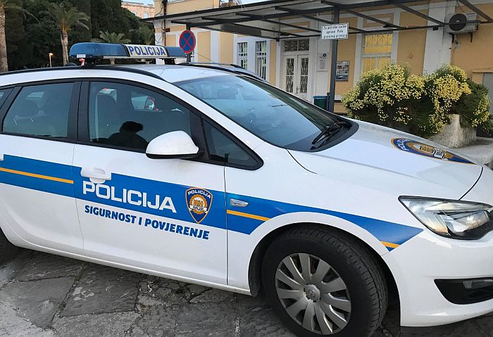 Policija u Hrvatskoj privela šest osoba zbog antisrpskog transparenta, osude zvaničnika