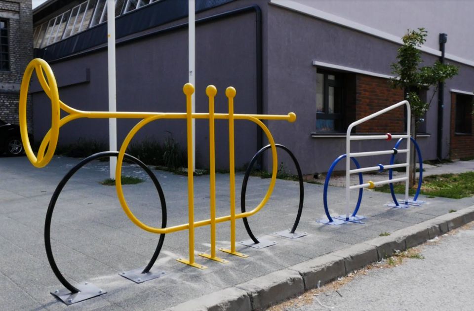 FOTO: Novi Sad dobio nova, autentična parkirališta za bicikle