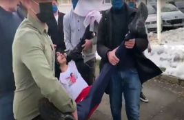 VIDEO: Lovreković iznet iz dvorišta SSP-a pri pokušaju da dođe do Marinike Tepić, vikao i vređao