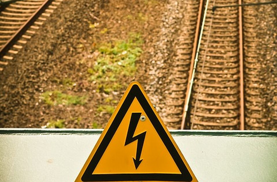 Upozorenje građanima: Pruga od Starе Pazovе do Novog Sada pod naponom od 25.000 volti