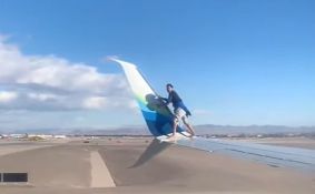 VIDEO: Priveden jer se popeo na avion i hodao po krilu
