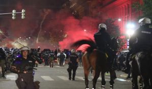 Beograd: Baklje i suzavac ispred Skupštine, juriš Žandarmerije na demonstrante