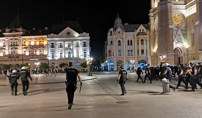 Novi Sad: Sukobili se demonstranti i policija, kamenovana Gradska kuća, hapšenje građana i ples