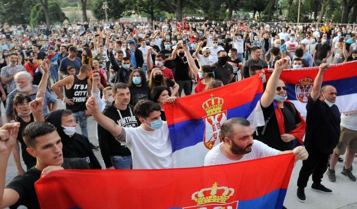 Niš: Više hiljada ljudi na protestu, jajima gađali SNS, policiju, aplauz za medicinare