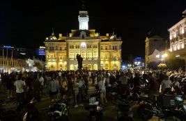 UŽIVO Protestna šetnja u Novom Sadu, građani ispred Gradske kuće