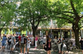 FOTO: Skup ispred suda, odlučuje se o pritvoru uhapšenima tokom protesta