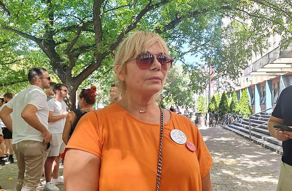 Majka jednog od uhapšenih u Novom Sadu: "Na snimku sam videla da kleči u policiji, užasno potresno"
