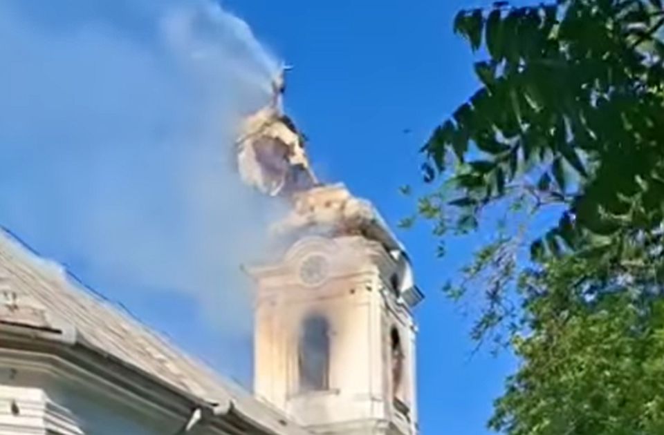 VIDEO: U požaru urušen deo crkve u Botošu