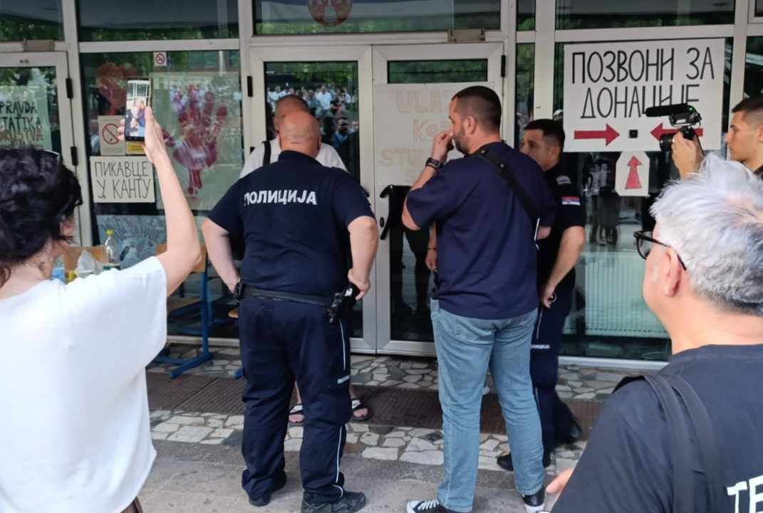 FOTO, VIDEO: Dojava o "šok bombi" na FTN-u pre policije objavljena u tabloidima FOTO, VIDEO: Dojava o "šok bombi" na FTN-u pre policije objavljena u tabloidima