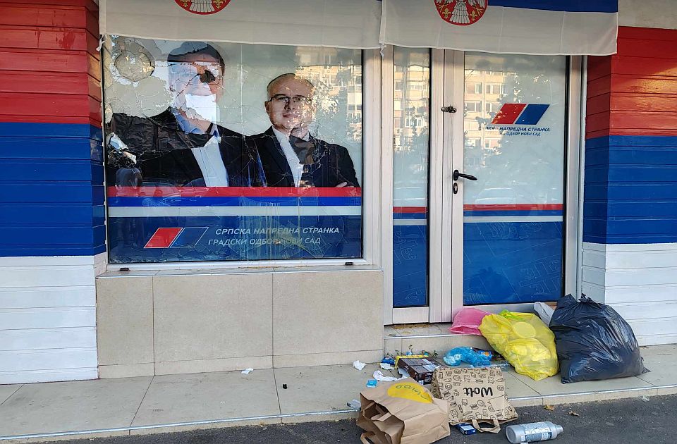 Građani ostavljaju smeće ispred prostorija SNS u Novom Sadu