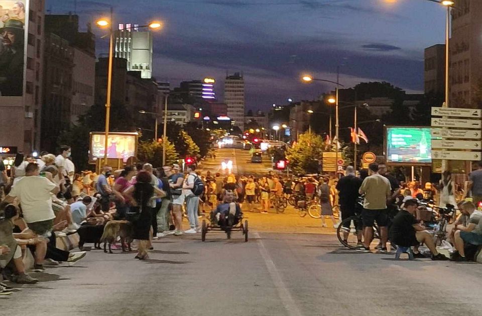 FOTO, VIDEO: Blokirano više raskrsnica u gradu: Građani ostaju, policija rapoređena kod Banovine FOTO, VIDEO: Blokirano više raskrsnica u gradu: Građani ostaju, policija rapoređena kod Banovine