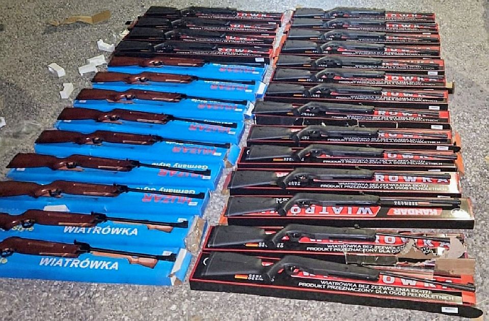 Carinici zaplenili 27 vazdušnih pušaka, vozač i suvozač predati policiji