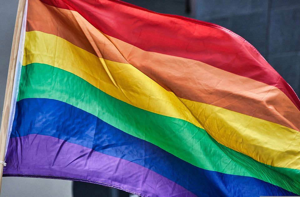 Na današnji dan: Huligani nasilno sprečili Prajd u Beogradu, ukinut poslednji paket sankcija SRJ