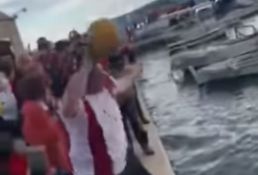 VIDEO: Učesnici karnevala kod Splita odglumili napad na srpske vaterpoliste
