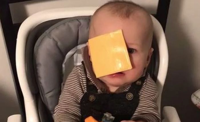VIDEO: Bizaran internet izazov - bacaju sir u lice bebama