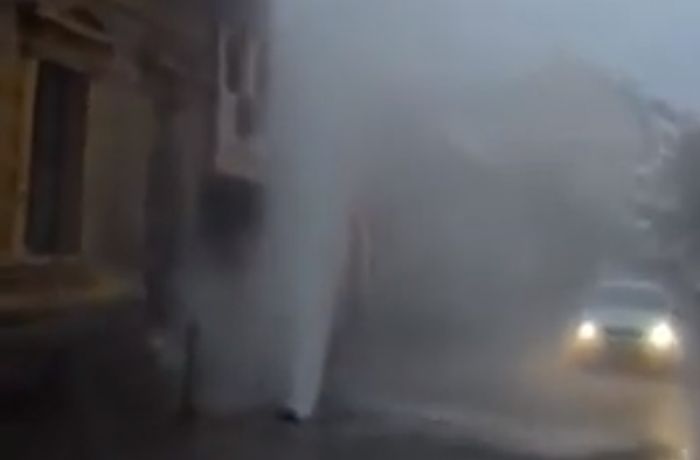 VIDEO: Pukla toplovodna cev u centru Novog Sada, sanira se havarija