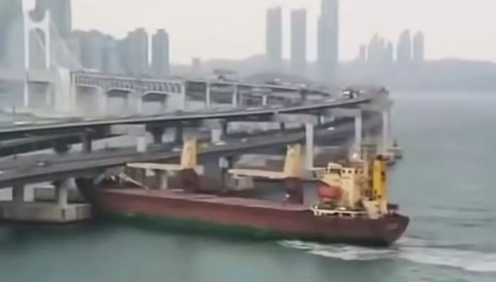 VIDEO: Pijani kapetan brodom udario u kruzer pa u most 