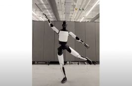 VIDEO: Humanoidni robot Optimus ima nove veštine: Baca smeće, usisava, pleše...