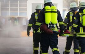 VIDEO: Dva dečaka skočila kroz prozor stana koji gori, uhvatili ih prolaznici