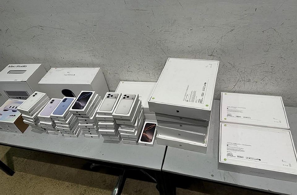 Pokušaj šverca ajfona i virtuelnih naočara na Horgošu