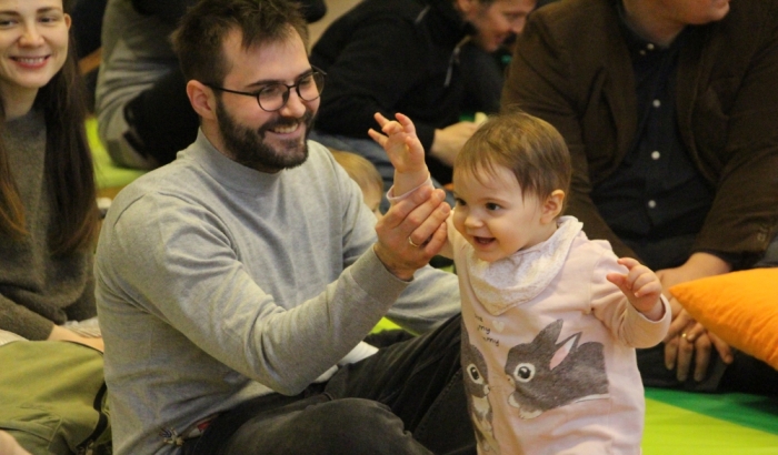 FOTO: Bebe uživale u koncertu klasične muzike u Galeriji Matice srpske, pojedine se i oprobale na klaviru