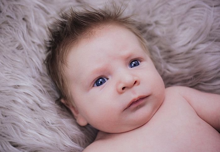 Zašto se menja boja bebinih očiju?