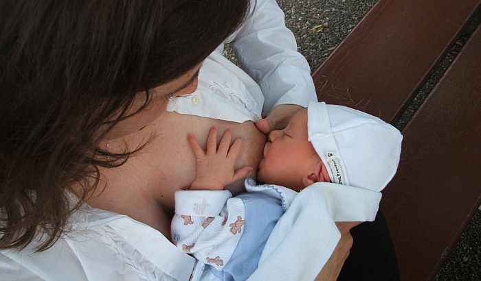 Mama zarađuje prodajući mleko bodibilderima