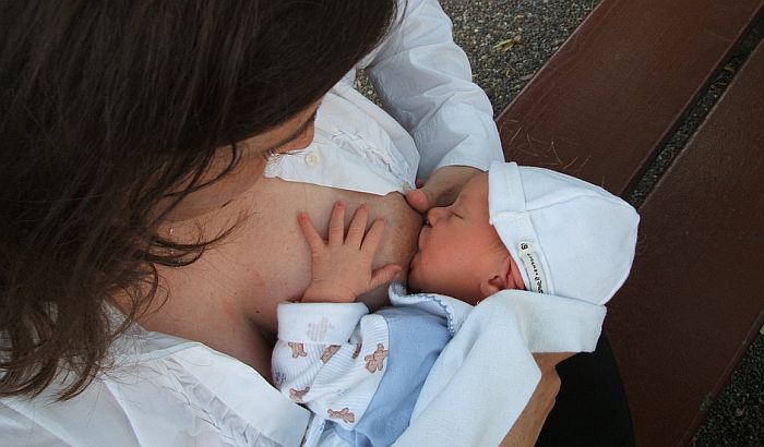 Mama zarađuje prodajući mleko bodibilderima