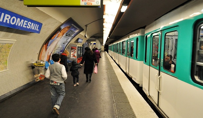 Trudnici kazna od 60 evra jer je hodala u pogrešnom smeru u metrou