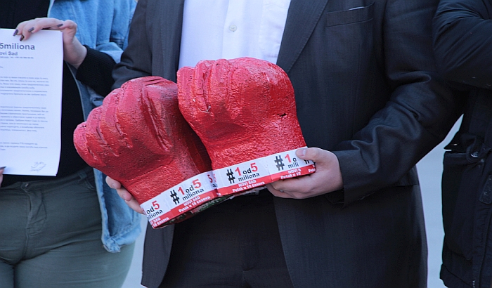 FOTO: Predstavnici "Jedan od pet miliona" ostavili crvene rukavice za Vučevića, članovi SNS "opkolili" trg