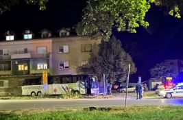 VIDEO: Autobus izleteo sa puta u Somboru i udario u zgradu, povređen vozač