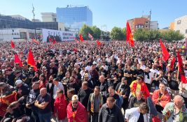 Eskalirao protest ispred Euleksa na Kosovu, objekat gađan tvrdim predmetima