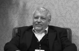 Preminuo pisac Den Simons