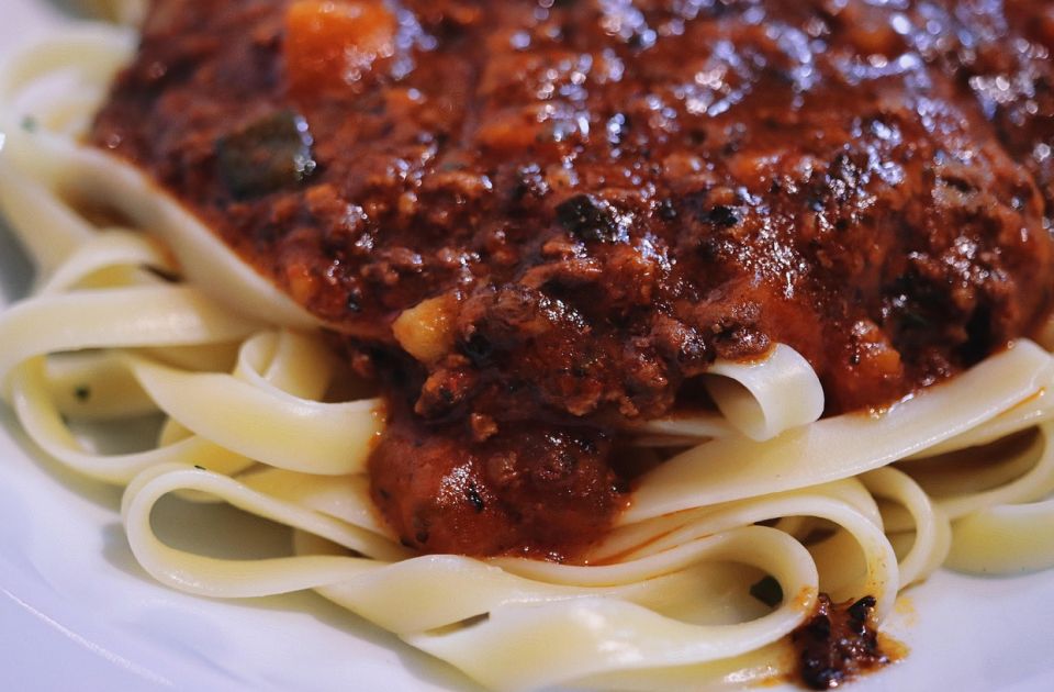 Mnogi kažu da bolonjeze sos treba kuvati satima: Evo zašto