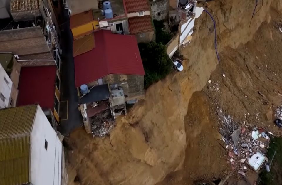 Vatrogasci spasili 400 retkih knjiga sa litice koja će se survati zbog klizišta