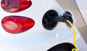Električni automobili u Velikoj Britaniji dobijaju zelene tablice