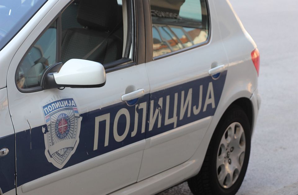 Automobilom u Vranju krenuo na policajce, pa pregazio radar
