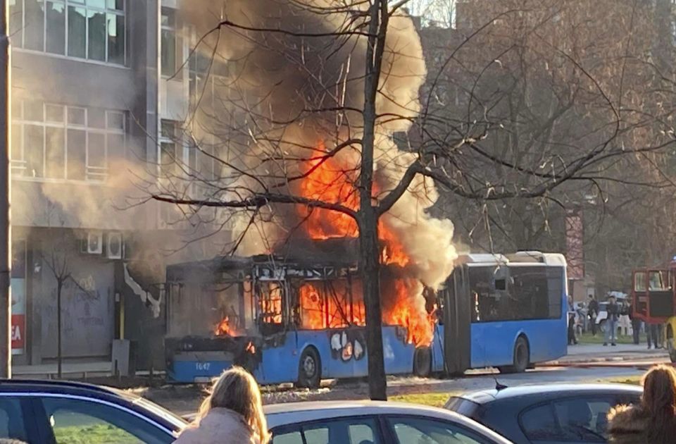 VIDEO: Zapalio se autobus u Narodnog fronta, vatrogasci brzo reagovali