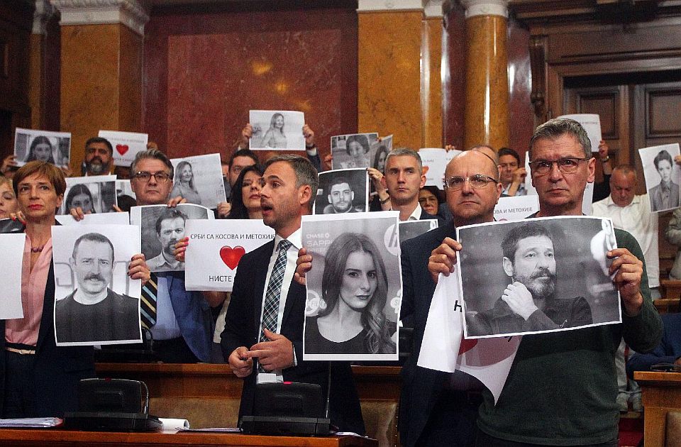 FOTO: Poslanici opozicije u Skupštini uz slike targetiranih glumaca poručili - 