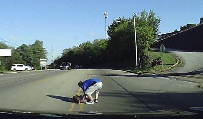 VIDEO: Četvorogodišnja devojčica ispala iz kombija u pokretu