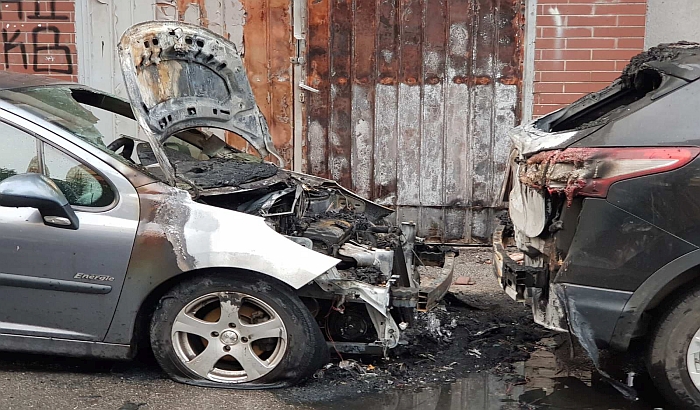 FOTO: Opozicionom odborniku iz Sremskih Karlovaca zapaljen automobil u Novom Sadu