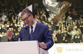 VIDEO O čemu govori pesma koju je Vučić slušao u kolima: Kriminal, droga, nasilje