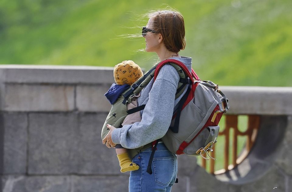 Roditelji u Japanu ne guraju kolica, već decu nose u 