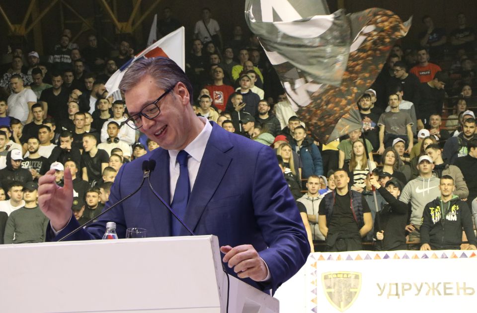 VIDEO O čemu govori pesma koju je Vučić slušao u kolima: Kriminal, droga, nasilje